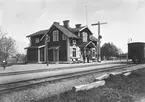 Östra Husby järnvägsstation. Personal framför stationshuset.