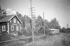 Svenneby järnvägsstation. Med motorvagn på spåret.