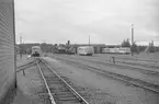 Motorvagnar och lokstall vid Borgholm järnvägsstation.