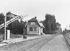 Betelevator med handdrivet linspel för flyttning av vagnar.
På stationsskylten stod det endast Lindby.