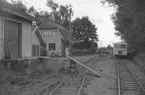 Motorvagn vid Vickleby järnvägsstation.