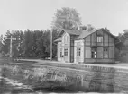 Vedum station
Gulbrun med mörkbruna foder, knutor och lister.Fönster som huset, gulbruna. Skorstenar gult tegel, svart tak och breflåda. Vit skylt svart text röd ram. Semafor svart sockel i övr. vitt, rött, vitt osv. Vingar vita och röda.