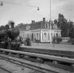 Bromölla station öppnad 1874. Nytt stationshus byggt 1908. På spåret står SJ L11 1563, före detta Karlskrona-Växjö Järnväg, CWJ lok 15, tillverkat 1908.
