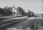 Bolmen station. Föreningsstation med Halmstad - Bolmens Järnväg, HBJ. Loket är Karlshamn-Vislanda-Bolmen Järnväg, KVBJ lok 5. Hitåt i bild är i riktning mot Vislanda.