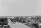 Ljungby station till höger i bild, anlagd 1878. Bakom trädallén syns gamla Tellushuset.