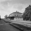 Karlshamn station. Personbilen vid husgaveln är en Ford Cortina.