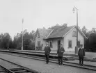 Stins Axel Hedberg med flera poserar vid stationen i Kvarnamåla.