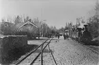Ånglok med tåg vid stationen i Brömsebro. Vedtravar bredvid spåret.