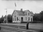 Stationsinspektor J.W. Sjöholm vid Sandreda station.