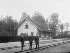 Stationsinspektor A. Nordin med flera vid Klavreström station.