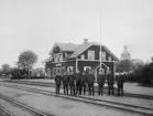 Åsheda station. En av männen på bild är stationsinspektor A. Holmér.