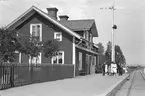 Djurås station. T-semaforen framför stationshuset visar stopp i båda riktningarna.