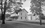 Stationen, anlagd 1873. Stationshus i trä i två våningar, moderniserad invändigt 1930.