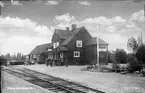 Station anlagd 1919. Tvåvånings stationshus i trä, sammanbyggt med godsmagasinet.