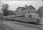 NÖJ rälsbussar framför stationshuset.