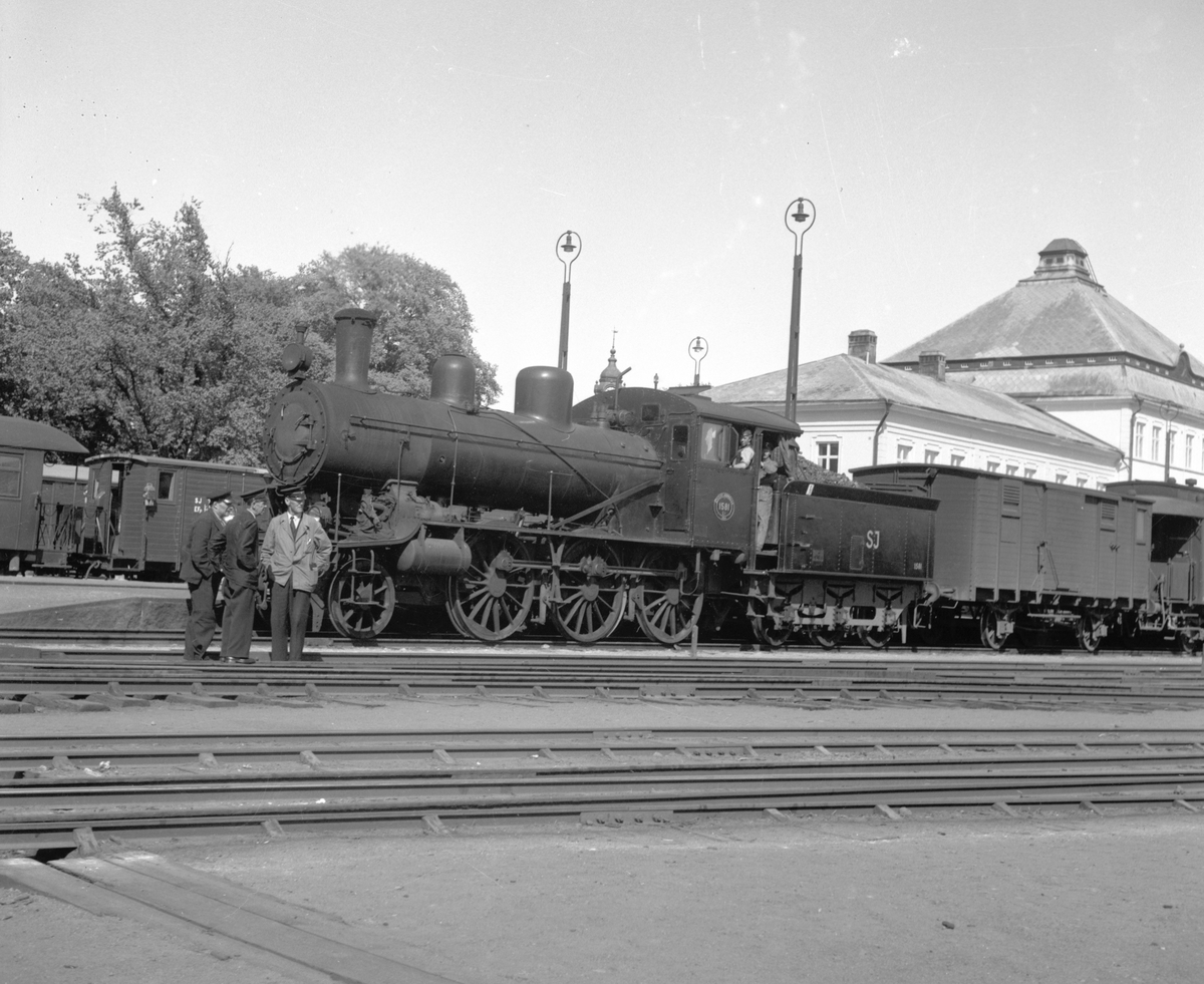 Statens Järnvägar, SJ  L7 1582 med resgodsvagn EF1 8630 samt en DF/Dfo
Bakom loket syns en EFp.