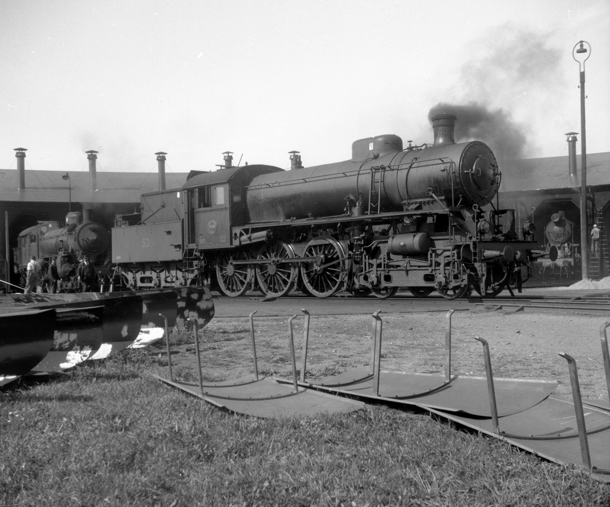 Statens Järnvägar, SJ A3 1509.
Till vänster i bild ett B-lok och till höger A5 1545.