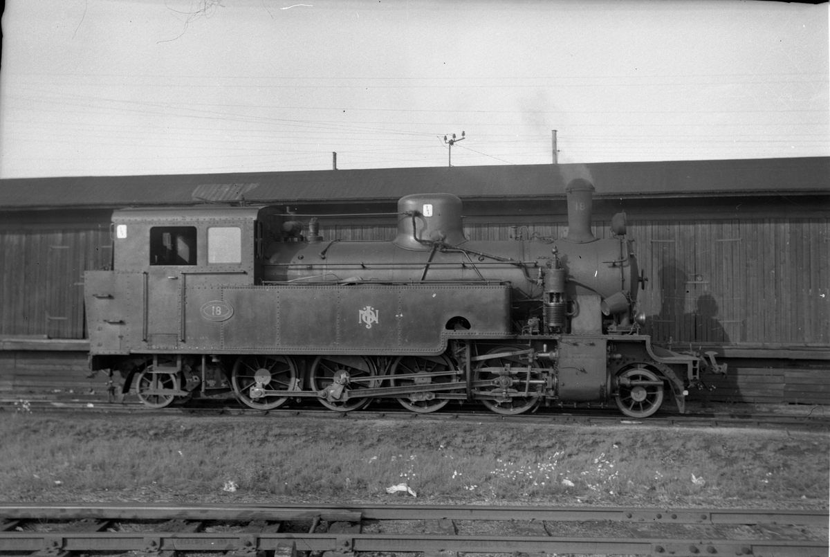 NÖJ nr 18 (f.d. ID SJ N4p 3160), 891 mm. Tillverkarnummer MV 668.
Axelföljd: 1D1.
Dragkraft: 6210 kg.
Vikt: 41,4 ton.