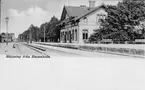 Järnvägsstation i Emmaboda, anlagd 1874.
Vid järnvägsspåret mellan Karlskrona och Emmaboda.
Övergick till SJ 1941.
Denna bandel fick eldrift 1955