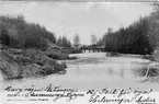 Järnvägsbron vid Butbro Såg. 
Sågverket byggdes 1904.
Bron byggdes 1905.
Ungefär 3 km öster om Finspång.
Vid järnvägsspåret mellan Hjortkvarn och Finspång.
Smalspår 891mm