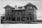 Järnvägsstationen i Hasslarp. Vid järnvägsspåret mellan Åstorp och Mölle.
Järnvägsstationen byggdes 1898, därför måste bilden vara från ett senare datum