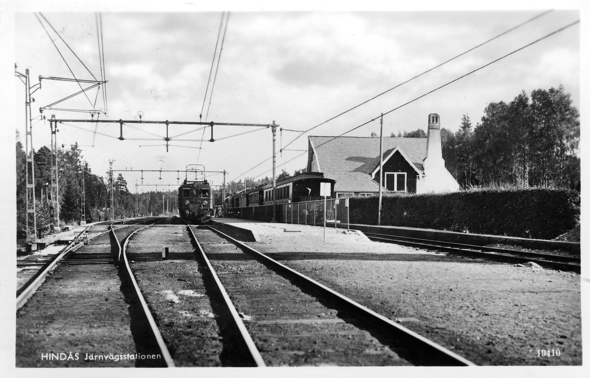 Järnvägsstationen i Hindås. Vid järnvägsspåret mellan Almedal och Borås.
Denna bandel blev elektrifierad 1936. Ellok (GBJ) lok Bg/Bs 1
Dessa lok levererades 1936-1939 från ASEA i Motala. Bilden kan vara från
slutet av 1930 talet eller några år in på 1940 talet