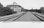 Järnvägsstationen i Huddinge. Vid järnvägsspåret mellan Stockholm C och
Sommen. Stationshuset anlagd 1859, öppnad 1860 och renoverad 1945. Järnvägen vid Huddinge  fick eldrift 1926