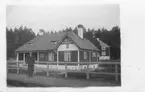 Järnvägsstation i Kallhäll. Vid järnvägsspåret mellan Karlberg och Enköping.
Station öppnad för trafik 1907