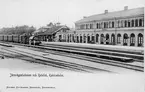 Järnvägsstation i Katrineholm. Västra stambanan vid Katrineholm öppnades
för trafik 1862. Vid järnvägsspåret mellan  Gnesta och Hallsberg
Eldrift på denna bandel kom 30.04.1926.