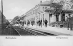 Järnvägsstation i Katrineholm. Västra stambanan vid Katrineholm öppnades
för trafik 1862. Vid järnvägsspåret mellan Gnesta och Hallsberg.
Eldrift på denna bandel kom 30.04.1926. Första byggnaden i bilden är Järnvägshotellet som uppfördes 1878 efter att den ursprungliga träbyggnaden brunnit ner.