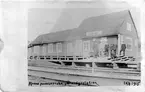 Provisorisk station. Järnvägsstation i Kiruna. Stationshuset blev färdigt 1900. Nytt stationshus i tegel  blev färdigbyggt 1915, efter en brand. Vid järnvägsspåret mellan Gällivare och Kiruna