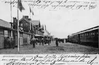 Järnvägsstation i Kiruna. Stationshuset i trä byggdes år 1900. På grund av en brand byggdes ett nytt stationshus  år 1915 i tegel. Vid järnvägsspåret mellan Gällivare och Kiruna.