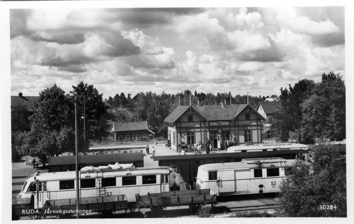 Järnvägsstationen i Ruda. Statens Järnvägar, SJ Yo1p och SJ UCFo3p.  Släpvagnen har nummer 1570 och levererades i oktober 1944. Rälsbussen har gengasaggregat. Alltså är bilden tagen ca 1945.