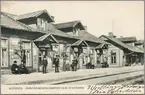 Järnvägsrestaurangen och stationen i Alvesta.

Från vänster: Ingenjör Tobias Wallin, Kungliga Lantbruksstyrelsen  Stockholm. Grosshandlare Ernst Wahl, Stockholm. Kamrer Robert Nygren Alvesta. Stationskarl och fjärdingsman Frans Dahlqvist,  Alvesta. Fröken Hildur Wallin Alvesta. Fröken Svea Wallin,  Alvesta. Dåvarande tidningspojken , sedemera fabrikören av räknemaskiner i Amerika, Karl Friden. Fabrikören Otto Bergman (farbror till skådespelerskan Ingrid Bergman), Sävsjö.