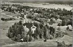 Flygbild över Hamrånge kyrka och Bergby station.