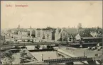 Vy över Gävle med Gavleån och Strandgatan. Gävle Centralstation i bildens högerkant.