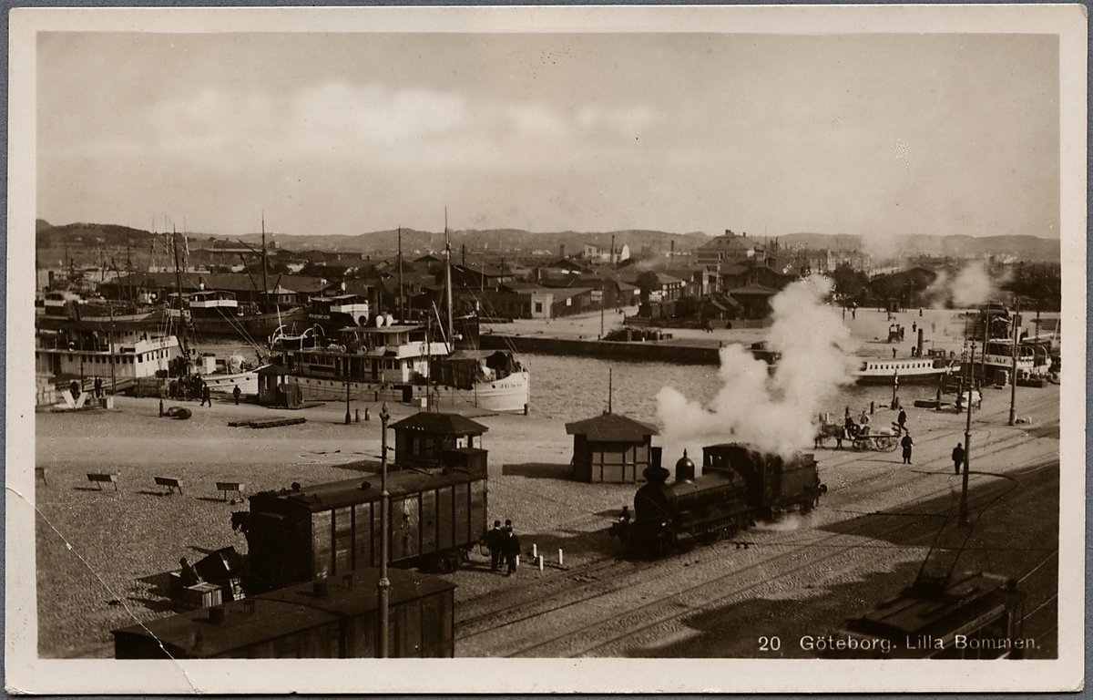 Lilla Bommen i Göteborg.
Ett I-lok, med en tender från ett A- eller B-lok, växlar. I-loken slopades 1914. Godsvagnen man ser hela av är en H3-vagn av 1907 års modell.