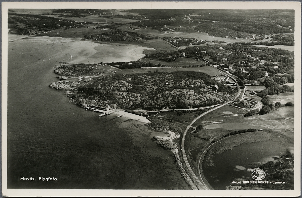 Flygfoto över Hovås med kallbadhuset vid stranden.