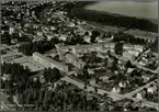 Flygbild över Hultsfred med stationsområdet i överkant vid sjön.