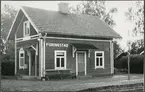 Furingstad hållplats. Bilden tagen i samband med nedläggningen av bandelen Kummelby-Arkösund som var slutförd 1/11-1960.