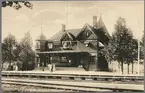 Vuxna och barn framför Mariefred järnvägsstation.