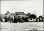 Torghandel vid Drottningtorget framför Västra stambanans stationshus. Den sista Larsmässemarknaden som ägde rum i Göteborg.
