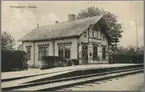 Hökedalens station med vy av sidan av stationshuset.