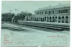 Katrineholm station och ett ånglok med sadeltank framför hotellet.