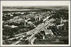 Flygfoto över Kristianstad med station, kyrka samt lokstall i bild.