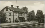 Krokom station sedd från spårsidan.