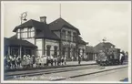 Väntande barn vid Munka Ljungby järnvägsstation. Ängelholm - Klippan Järnväg, EKJ lok 1.