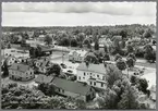 Bild över Järnvägsgatan i Åseda tagen från kyrktornet.