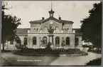 Centralstationen i Örebro med palmer i planteringen.