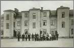 Järnvägspersonal med fruar och barn på vykort stämplat Oxelösund 1914-05-28.